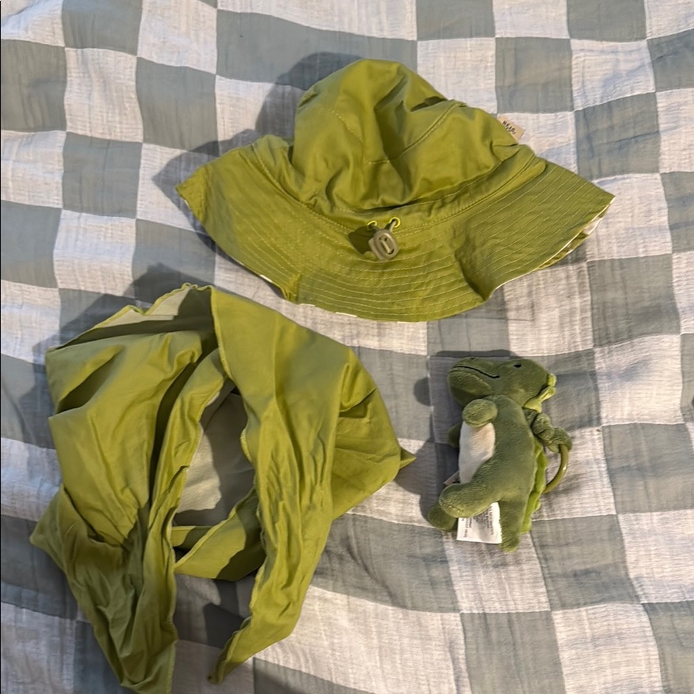 Green and White Patterned Bucket Hat